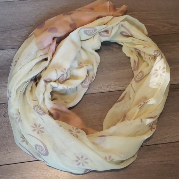 🧣Light Green and Pink Print Scarf - Picture 4 of 5